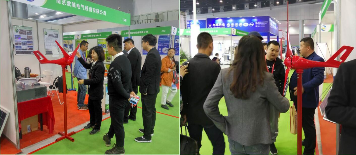 南京歐陸電氣現場(chǎng)工作人員為客戶(hù)講解風(fēng)力發(fā)電機.jpg