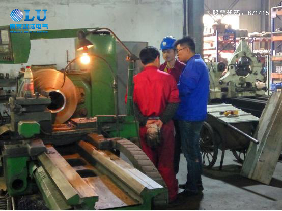 南京歐陸電氣售后現場(chǎng)指導客戶(hù)使用變頻器.jpg